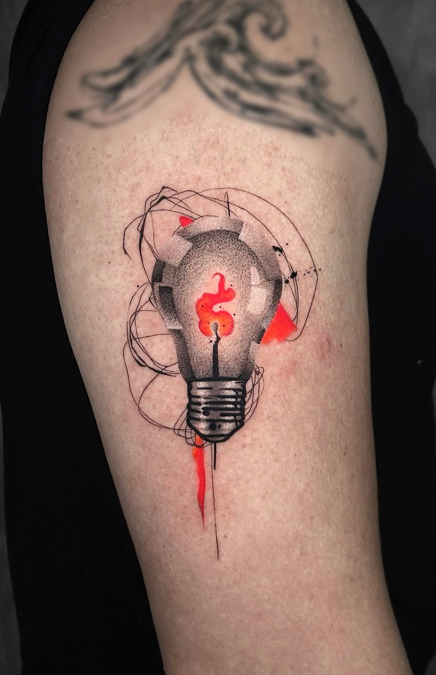 Tatuaje Bombilla fuego