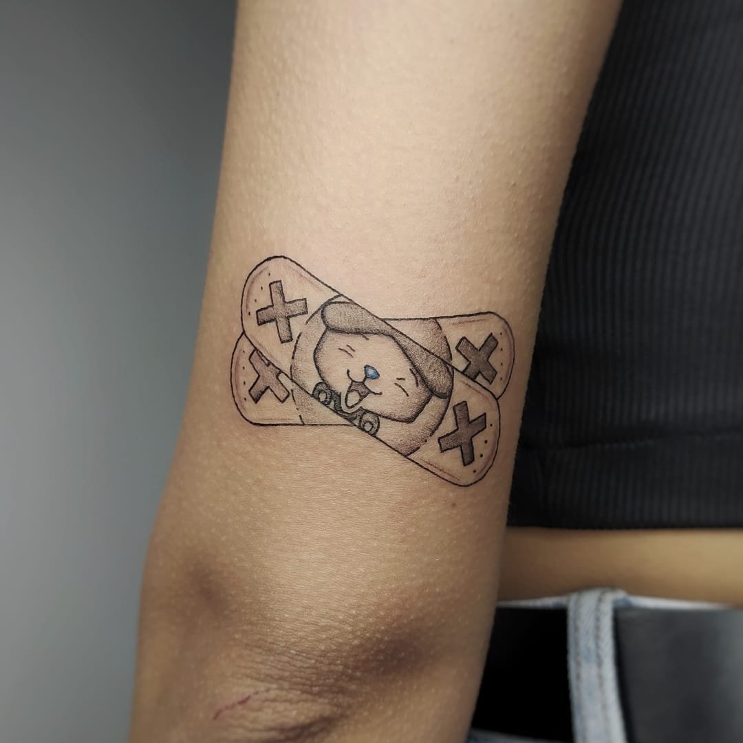 Tatuaje Caracteristicas Anime y Kawaii pequeño tirita brazo