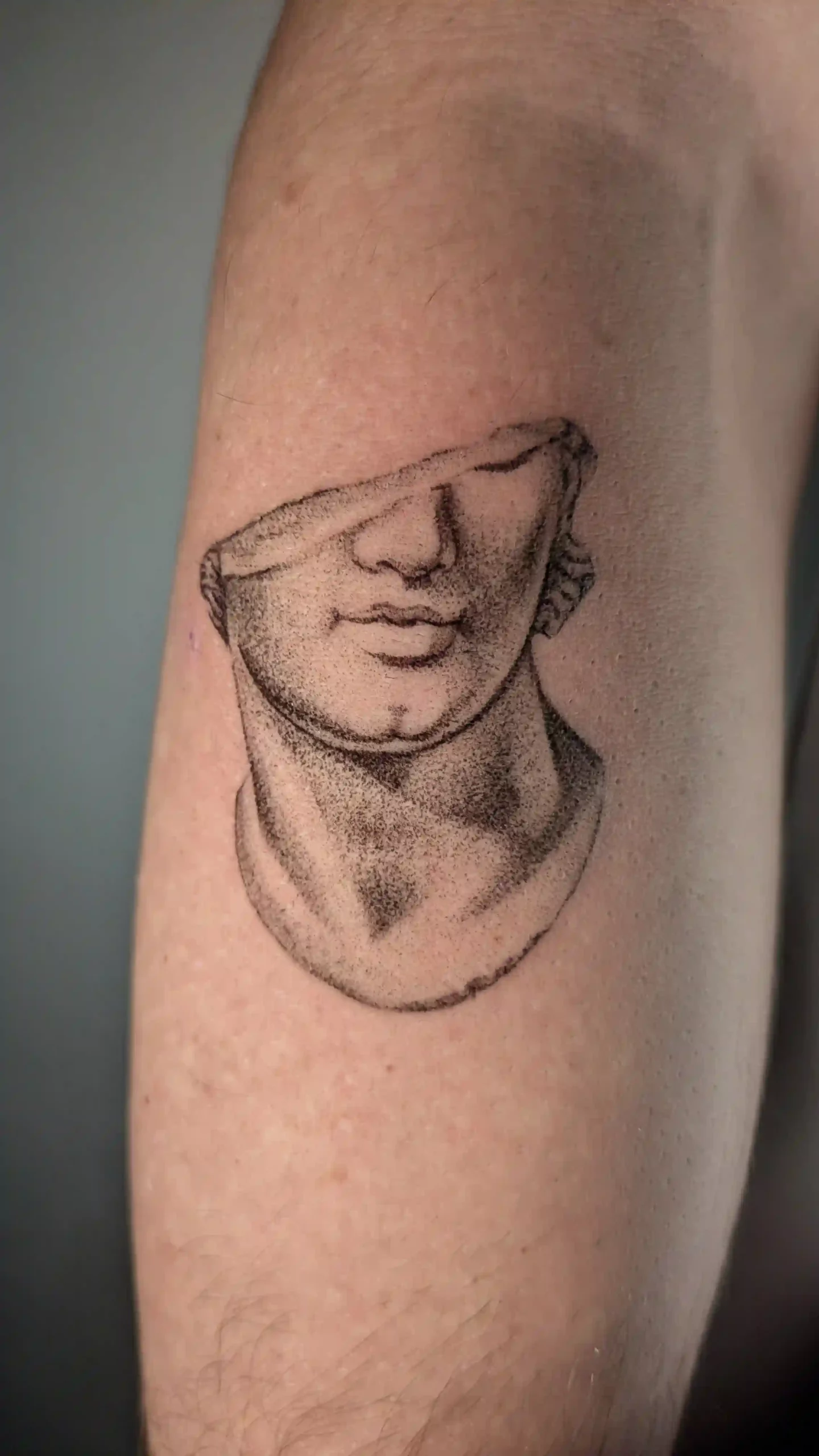 Tatuaje Microrealismo escultura griega