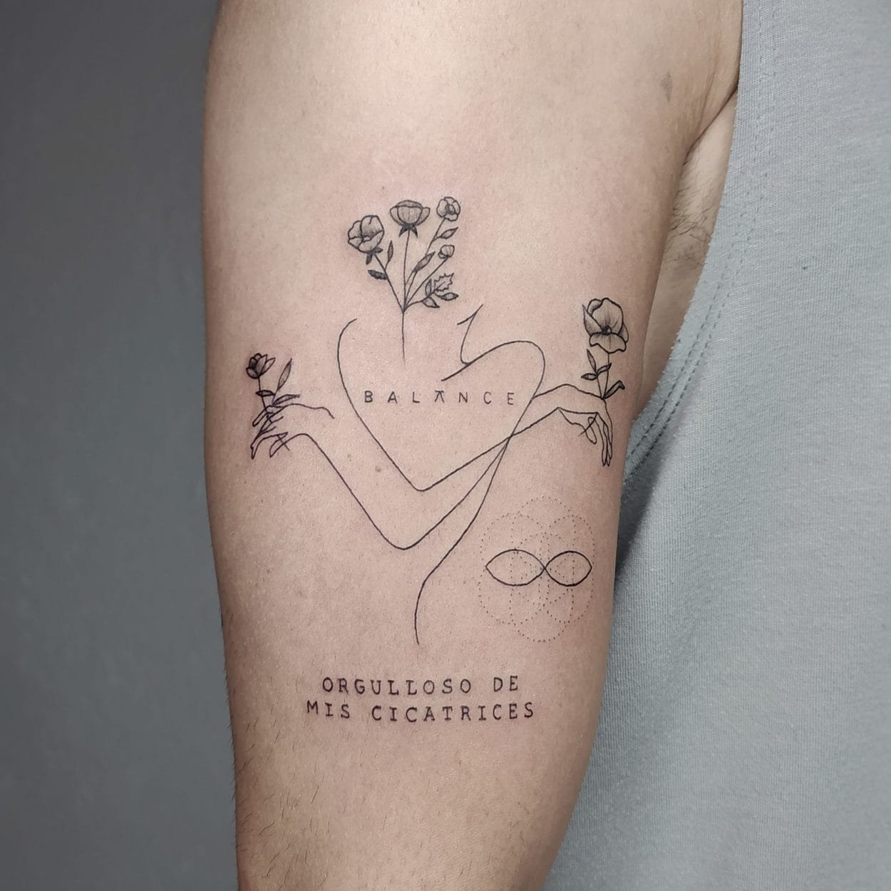 Tatuaje FIne Line silueta mujer con flores