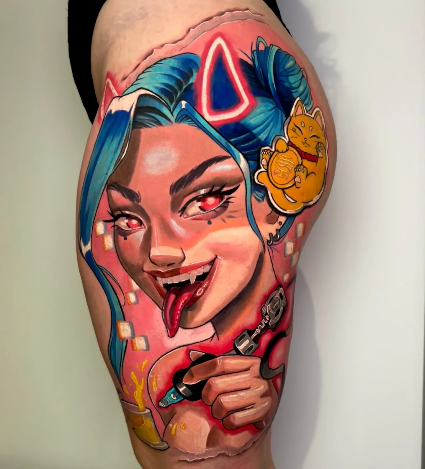 Tatuajea color con efectos de neón