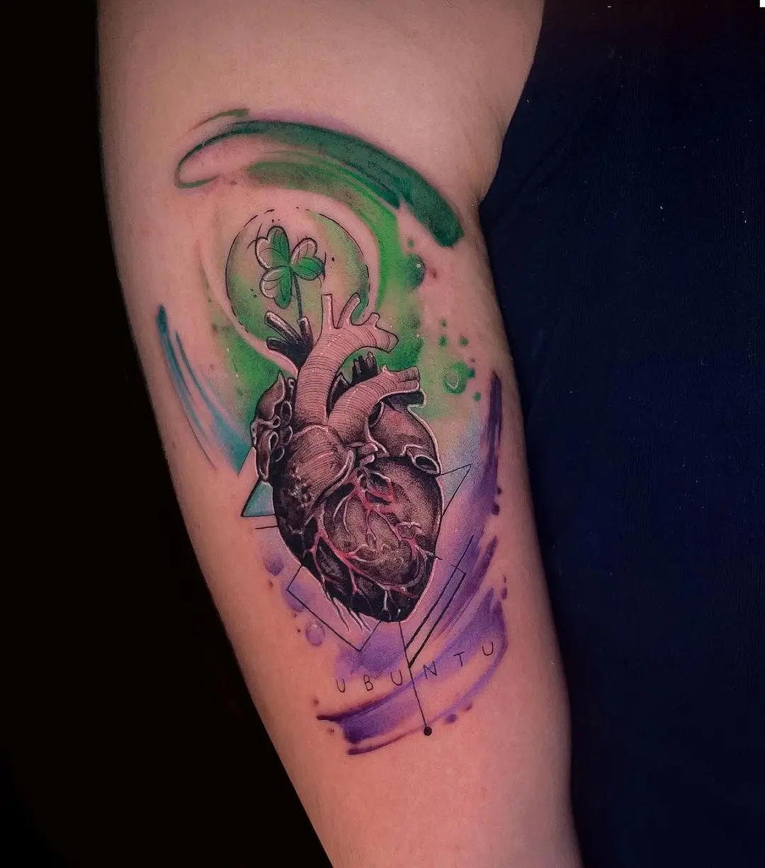 Tatuaje Ventajas AvantPink Microrealismo corazon fondo color