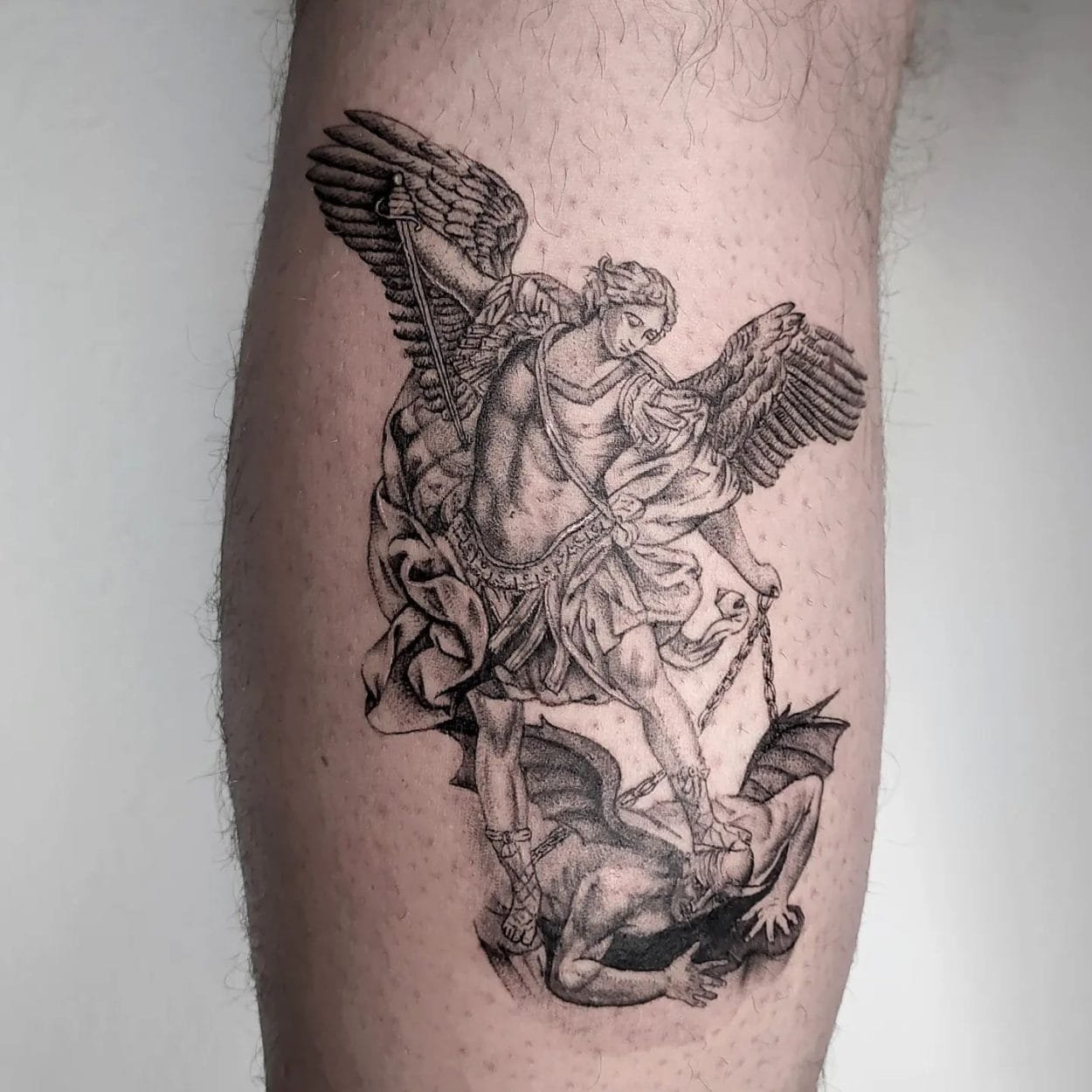 Tatuaje Ventajas AvantPink Microrealismo arcangel aplastando demonio